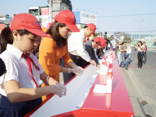 Tuyên truyền thường xuyên rửa tay bằng xà phòng. (Ảnh: thanhnien.com.vn)