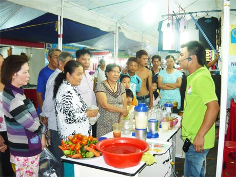 Khách tham quan mua sắm tại hội chợ.