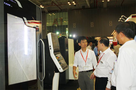 Khách tham quan máy móc tại MTA Vietnam 2012.