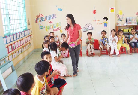 Học sinh trường Mầm non Hưng Thạnh phấn khởi vì được học trong ngôi trường khang trang.