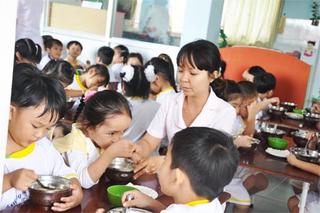 Cô Phạm Thị Thu Hương chăm sóc em Mai Thảo (trường Mầm non 3-2).