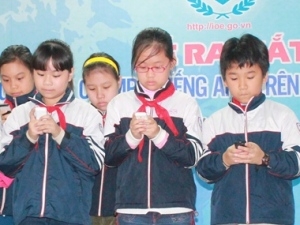 Học sinh thi thử trên điện thoại di động. Ảnh: Vietnam+