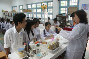 Giáo viên hướng dẫn thực hành sinh học.