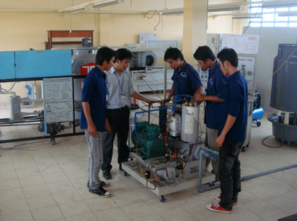 Dạy nghề cơ khí tại Trường  Trung cấp nghề khu vực Gò Công. Ảnh: N.Hữu