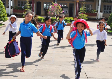 Học sinh trường Tiểu học Ấp Bắc giờ tan trường.