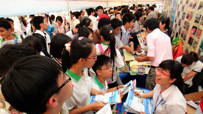 Đông đảo học sinh đến với Ngày hội tư vấn tuyển sinh - hướng nghiệp tại TP.HCM năm 2012 - Ảnh: Như Hùng