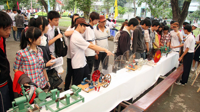 Học sinh tham quan các sản phẩm, thiết bị nghiên cứu khoa học của Trường ĐH Bách khoa - ĐHQG TP.HCM trong Ngày hội tư vấn tuyển sinh hướng nghiệp tại TP.HCM 2012 - Ảnh: Trần Huỳnh