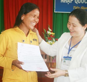 Bà Tô Anh Đào, Trưởng Phòng Hộ tịch - Sở Tư pháp chia vui với 1 trường hợp được nhập quốc tịch năm 2011.