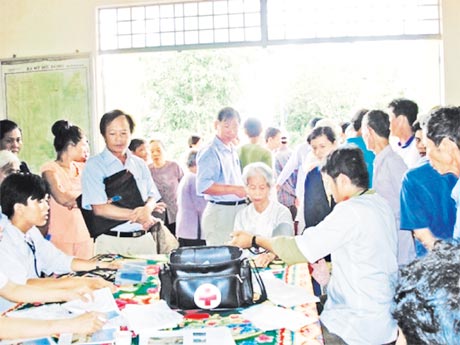 Khám bệnh, cấp thuốc miễn phí cho đối tượng chính sách và bà con nghèo vùng sâu, vùng xa.