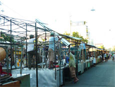 Chiều 28-2-2013, hạn chót di dời tiểu thương, đóng cửa chợ Thạnh Trị, phóng viên Báo Ấp Bắc ghi lại 2 hình ảnh: Chợ Thạnh Trị (trái) và chợ tạm trên đường Trần Hưng Đạo (phải) chụp cùng thời điểm 18 giờ.