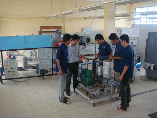 Dạy nghề cơ khí tại Trường  Trung cấp nghề khu vực Gò Công. Ảnh: N.Hữu