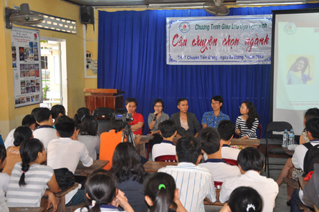 Giao lưu giữa cựu học sinh và học sinh trường THPT Chuyên Tiền Giang. Ảnh Như Lam