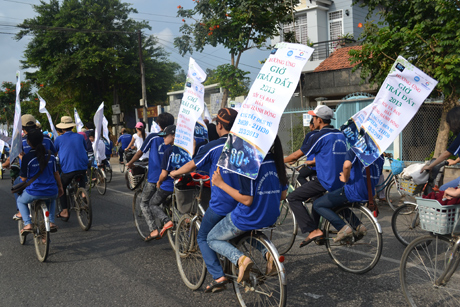 Đạp xe khắp thành phố kêu gọi mọi người hưởng ứng giờ Trái Đất