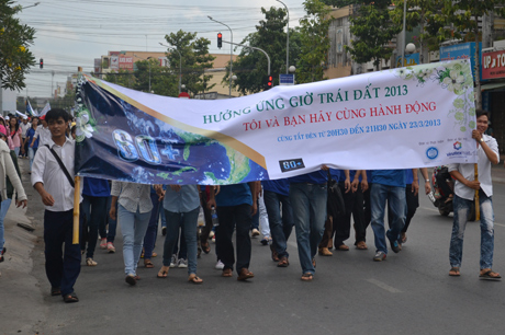 Tốp đi bộ gần 200 sinh viên kêu gọi mọi người hưởng ứng giờ Trái Đất.