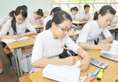 Học sinh lớp 12A16, Trường THPT Lương Văn Can, quận 8, TPHCM trong giờ ôn thi.