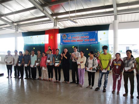 Các công nhân có hoàn cảnh khó khăn đang nhận quà tại lễ phát động Tháng Công nhân năm 2013.