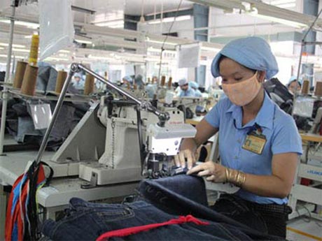 Nhiều công nhân muốn làm việc tăng ca để tăng thêm thu nhập. Ảnh: mang tính minh họa