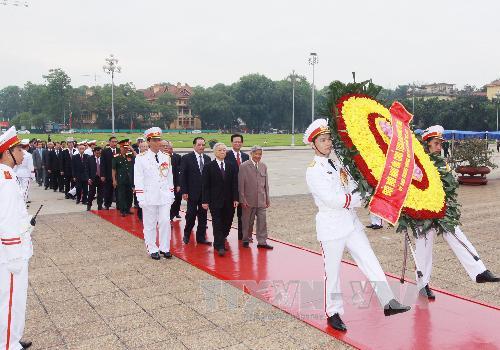 Lãnh đạo Đảng, Nhà nước viếng Chủ tịch Hồ Chí Minh. Ảnh: TTXVN