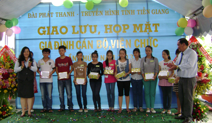Tặng quà cho con cán bộ viên chức ngày họp mặt.