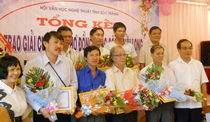 Tác giả Nguyễn Thanh Hải - Tiền Giang (hàng đầu, thứ hai từ phải sang).