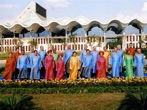 Các trưởng đoàn dự hội nghị APEC 14 ở Việt Nam mặc áo dài truyền thống Việt Nam chụp ảnh chung. 