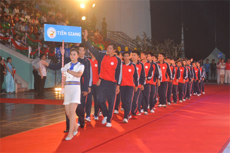 Đoàn Tiền Giang đang diễu hành trên sân lễ.