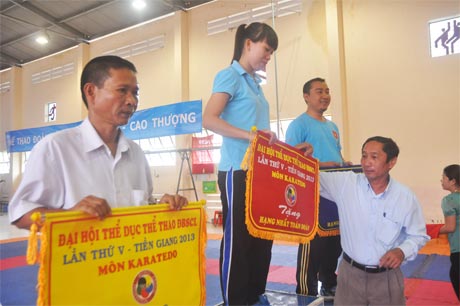 Ông Nguyễn Ngọc Minh, Giám đốc Sở VH-TT&DL, Phó Trưởng Ban Thường trực Ban Tổ chức Đại hội trao cờ Nhất, Nhì, Ba toàn đoàn cho đại diện tỉnh Đồng Tháp, TP. Cần Thơ và Tiền Giang.