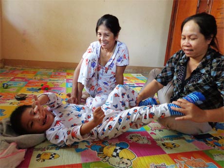 Bé Đặng Minh Nhựt (xã Tân Phong, Cai Lậy) đang được tập phục hồi  chức năng tại Trung tâm hỗ trợ phát triển giáo dục hòa nhập.