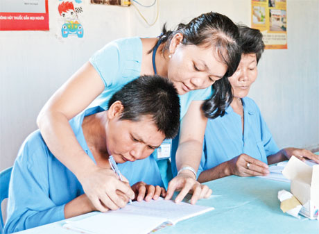 Học tập và làm theo Bác, nhân viên Trung tâm Công tác xã hội tỉnh luôn thể hiện tinh thần hết lòng chăm sóc các đối tượng
