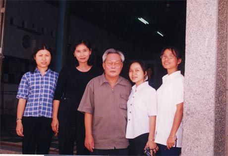 Nhà văn Nguyễn Quang Sáng và các cây bút trẻ - Trại sáng tác  văn học Trẻ năm 2000.