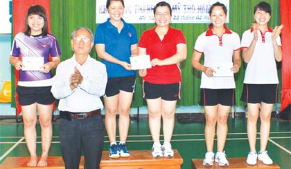 Ban Tổ chức trao giải đôi nữ (cầu lông).