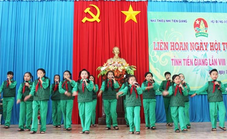 Biểu diễn văn nghệ “Em là chiến sĩ nhỏ Điện Biên”.