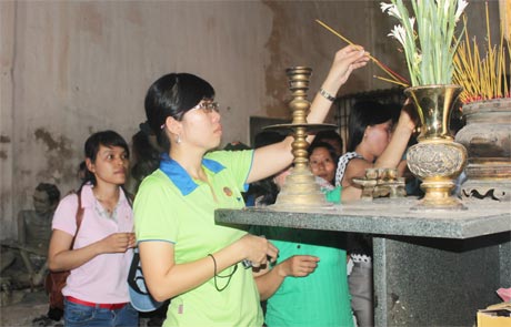 Đoàn thắp hương tại buồng giam số 6 của  trại giam Phú Hải.