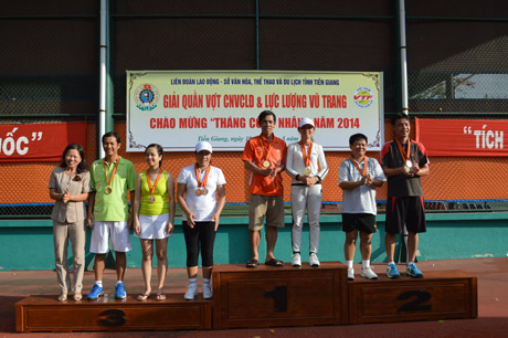 Trao huy chương đôi nam nữ thanh niên.