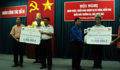 Các doanh nghiệp tặng quà cho huyện đảo Trường Sa và Nhà giàn DK1.
