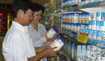 Tăng cường thông tin về bình ổn giá sữa cho trẻ em dưới 6 tuổi.