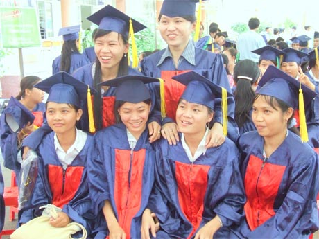 Một số tân cử nhân sau khi tốt nghiệp ra trường khó tìm được việc làm phù hợp với chuyên môn. (ảnh chụp Sinh viên Trường Đại học Tiền Giang trong lễ tốt nghiệp). 		                    (Ảnh: NC)