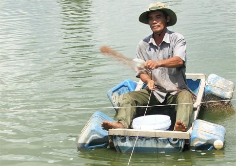 Người nuôi tôm và cá tra nếu gặp khó khăn sẽ được cơ cấu lại nợ.