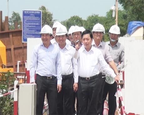 Bí thư Tỉnh ủy Trần Thế Ngọc (bên phải) thăm công trình xây dựng cầu Mỹ Lợi.