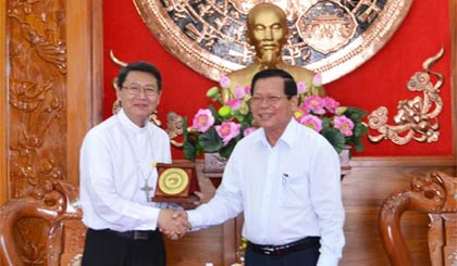 Phó Bí thư Tỉnh ủy, Chủ tịch UBND tỉnh Nguyễn Văn Khang tặng lôgo Tiền Giang cho tân Giám mục Giáo phận Mỹ Tho Nguyễn Văn Khảm.