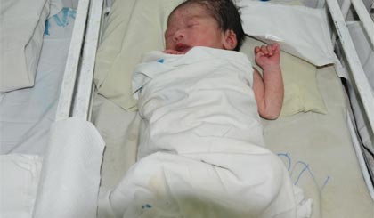 Bị bỏ ở chợ Hàng Còng (phường 4, TP. Mỹ Tho) suốt đêm, bé gái may mắn được  tiểu thương ở chợ phát hiện và đưa đến bệnh viện với đầy vết muỗi chích trên người.