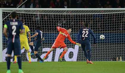 Cavani (số 9) đánh đầu hiểm hóc gỡ hòa cho PSG.