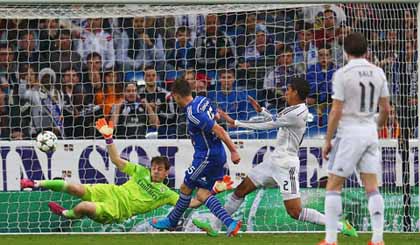 Huntelaar lập cú đúp vào lưới đội bóng cũ.