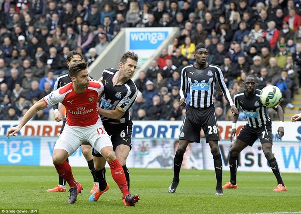 Giroud đem về lợi thế dẫn 2 bàn cho Arsenal.