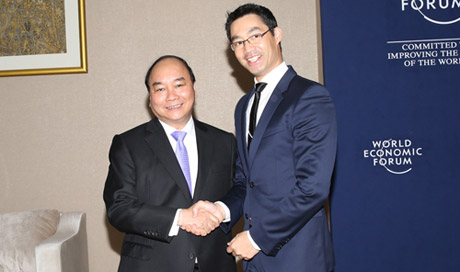 Phó Thủ tướng Nguyễn Xuân Phúc và Giám đốc điều hành WEF Phillip Roesler. Ảnh: VGP/Lê Sơn