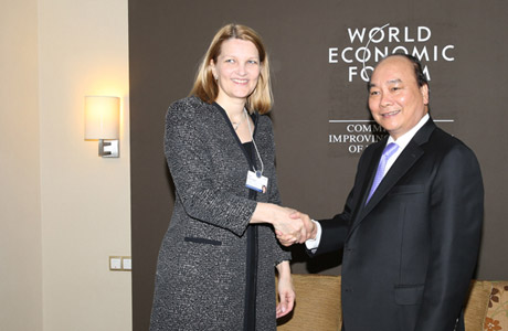 Phó Thủ tướng Nguyễn Xuân Phúc và Phó Tổng Thư ký Tổ chức Hợp tác và phát triển kinh tế (OECD) Mari Keviniemi. Ảnh: VGP/Lê Sơn 