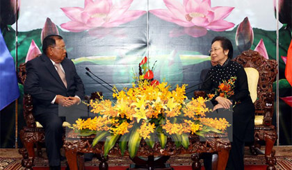 Bà Nguyễn Thị Doan, Phó Chủ tịch nước tiếp ông Bunnhang Vorachit, Phó Chủ tịch nước Lào. Ảnh: Thanh Vũ/TTXVN