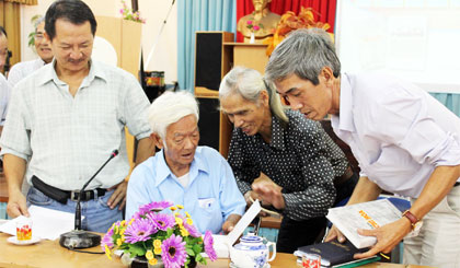 Bạn viết thăm hỏi nhà văn Lương Hiệu Vui (thứ 3 từ phải sang) tại buổi tọa đàm.                     Ảnh: LÊ VĂN