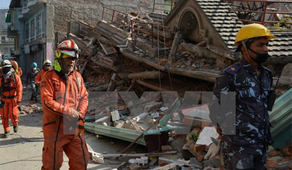 Nhân viên cứu hộ tìm kiếm nạn nhân bị mắc kẹt trong những đống đổ nát sau trận động đất mới ở Kathmandu. (Ảnh: AFP/TTXVN)