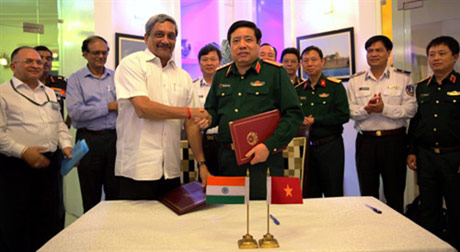  Bộ trưởng Phùng Quang Thanh và Bộ trưởng Manohar Parrikar tại lễ ký “Tuyên bố tầm nhìn chung về quan hệ quốc phòng Việt Nam-Ấn Độ giai đoạn 2015-2020”. Ảnh: Báo QĐND